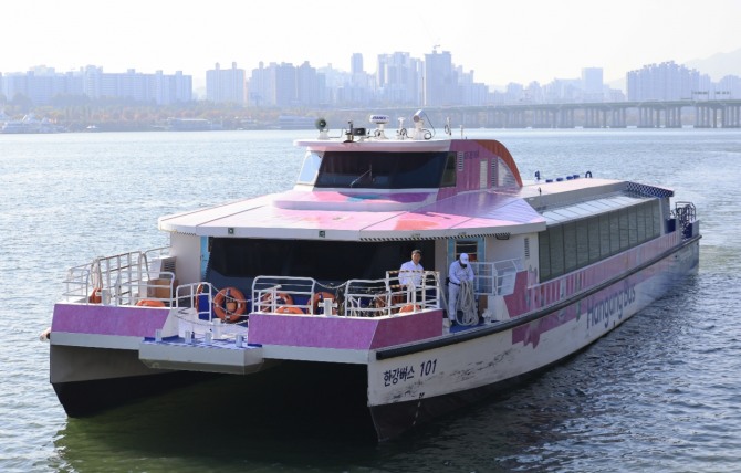1일 운항을 재개한 한강버스가 서울 옥수선착장 부근을 지나고 있다. 오세훈 서울시장은 시민탑승 운항을 재개하는 한강버스를 두고 한 달간 시범 운항하면서 여러 가지를 보완했고 정부 기관인 한국해양교통안전공단에서 다 관리하고 있다고 말했다. 사진=연합뉴스