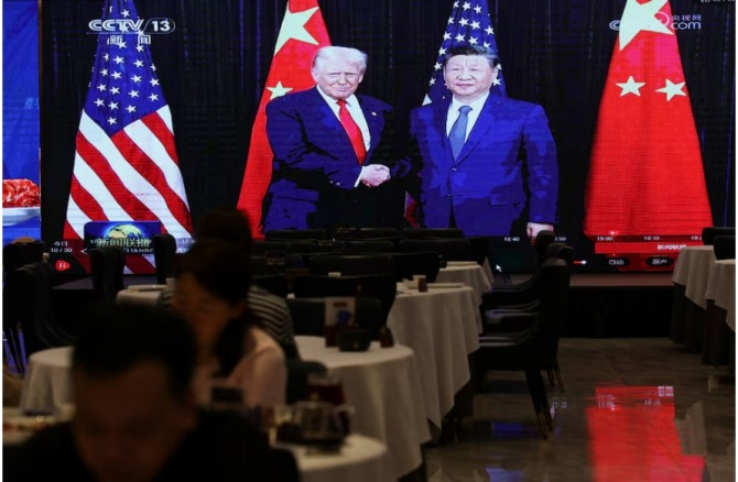 2025년 10월 30일 중국 광둥성 선전의 한 식당에서 한국 부산에서 열린 아시태평양경제협력체(APEC) 정상회의와 별도로 시진핑 중국 국가주석과 도널드 트럼프 미국 대통령의 양자 회담 뉴스 영상이 화면에 나와 있다. 사진=로이터