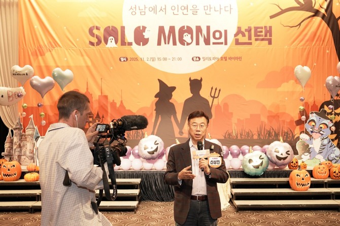 지난 2일 신상진 성남시장이 ‘솔로몬의 선택’ 행사를 취재 나온 영국 일간지 ‘더 가디언’과 인터뷰를 하고 있다. 사진=성남시