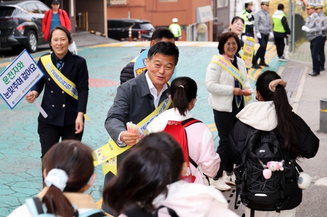 박종효 남동구청장이 두바퀴 이동수단 사고 예방 합동 캠페인을 펼치고 있다.사진=남동구