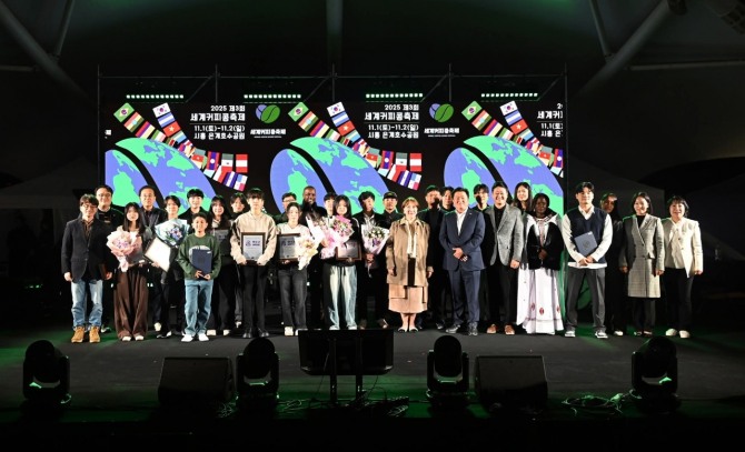 '세계커피대회' 수상자들이 지난달 2일 기념촬영을 하고 있다. 자료사진=시흥시