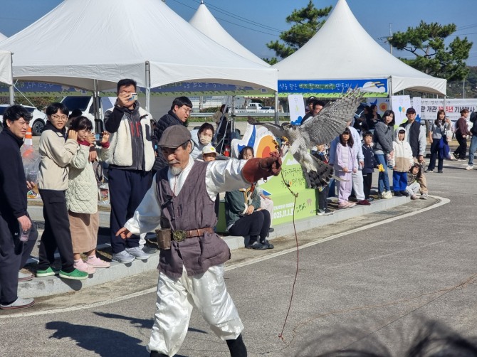 기념식에는 자연사박물관 운영에 핵심적인 역할을 한 표본 기증자와 더불어 지역 주민, 지역 활동가, 지역 문화예술 단체 등이 함께했다.  사진=강화군