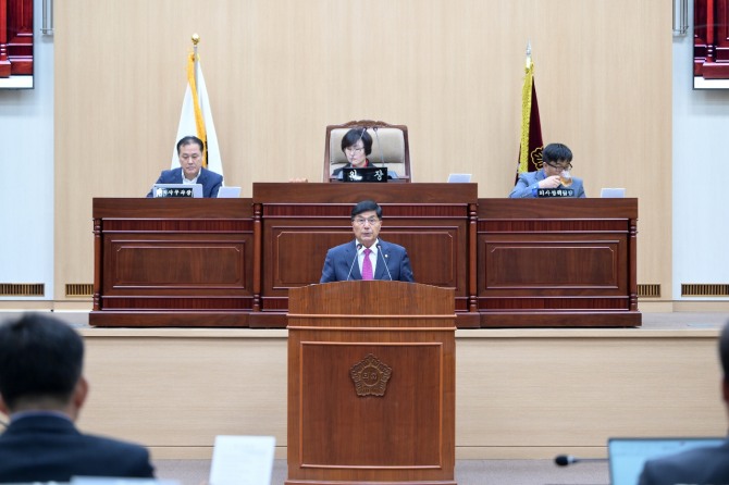 박영철연천군의회 부의장이 대표 발의한 연천군 여성기업 지원 조례안이  지난달 28일 제297회 임시회 제5차 본회의에서 의결되고 있다. 사진=연천군의회