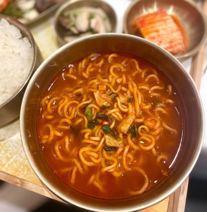 조리된 ‘삼양 1963’ 라면. 진한 국물과 탱탱한 면발이 특징이다. 사진=황효주 기자