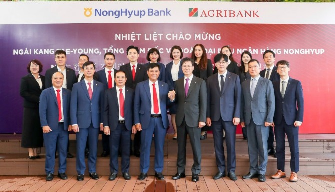 10월 31일 NH농협은행 강태영 은행장(앞줄 왼쪽에서 5번째)은 베트남 하노이 소재 아그리뱅크 본사에서 베트남 아그리뱅크 팜 또안 브엉 은행장(앞줄 왼쪽에서 4번째)을 접견하고 두 은행 간의 파트너십 강화를 논의하는 시간을 가졌다. 사진=NH농협은행