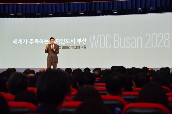 박형준 부산시장 3일 직원 정례조회에서 디자인도시를 강조하고 있다. 사진=부산시