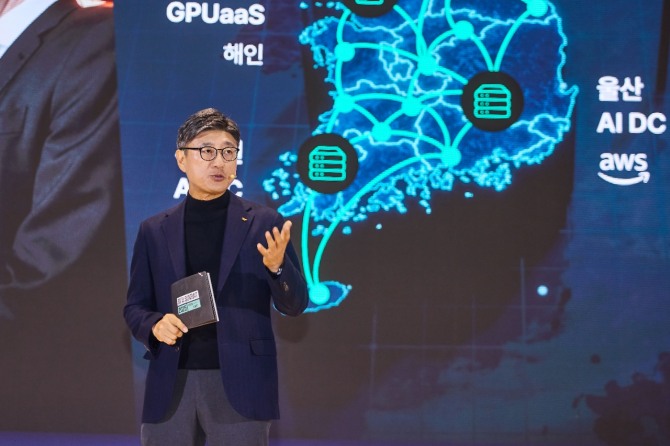 정재헌 SKT CEO가 3일 열린 ‘SK AI Summit 2025’에서 발표하고 있는 모습. 사진=SKT