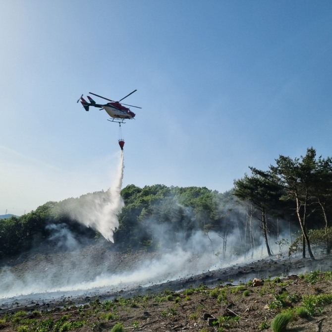 진화헬기로 산불을 진화하고 있는 모습. 자료 사진=안산시