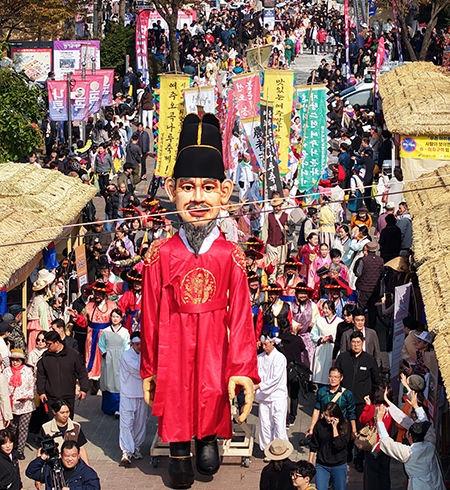 지난 달 31일부터 이달 2일까지 사흘간 신륵사 관광지 일원에서 열린 '2025 여주오곡나루축제' 4.5m 세종대왕 인형이 등장한 ‘진상 퍼레이드’. 사진=여주시