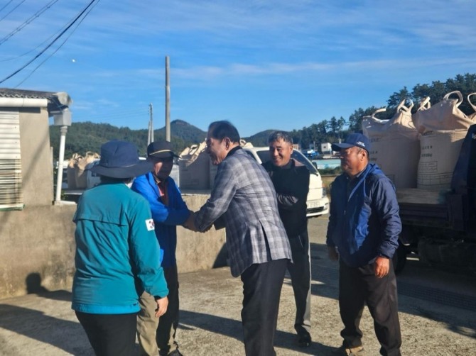지난 달 30일 진도군 군내면에서 2025년산 공공비축미 건조벼 매입을 시작하고 있다다. 사진=전남 진도군