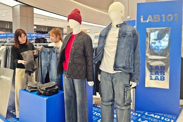 오는 13일까지 신세계 센텀시티 몰 지하 1층에서 선보이는 모던 데님 브랜드 ‘LAB101’ 매장 모습. 사진=신세계 센텀시티