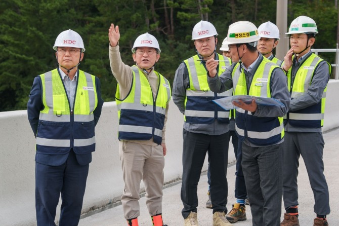 HDC현대산업개발은 지난달 31일 정경구 대표(CEO)와 조태제 대표(CSO)가 안전사고 예방을 위해 동해선 포항-영덕 고속도로 4·5공구에 대한 현장 안전 점검을 진행했다고 4일 밝혔다.(왼쪽부터) 조태제 HDC현대산업개발 대표이사(CSO), 정경구 HDC현대산업개발 대표이사(CEO), 김영한 HDC현대산업개발 인프라본부장이 현장을 점검하는 모습. 사진=HDC현대산업개발