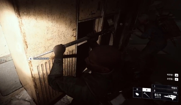 슈팅 게임에서 잠긴 문을 따는 것은 역시 '빠루'가 제격이다. 사진=아크 레이더스 인게임 화면 캡처