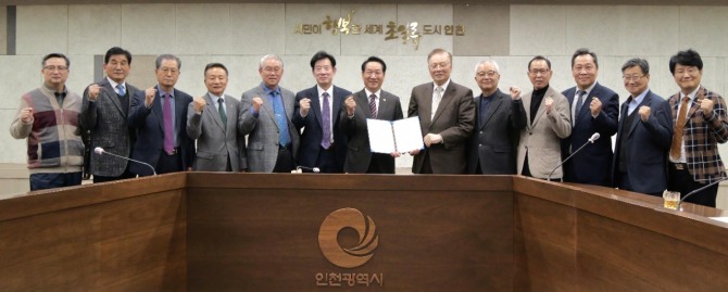 지난 3일 유정복 인천시장(가운데 왼쪽)이 시청 본관 2층 영상회의실에서 열린 ‘선교의 길(성지순례길)’ 제안서 전달식에서 이종복 아펜젤러·언더우드역사문화기념사업회 대표회장(가운데 오른쪽)으로부터 제안서를 전달받은 뒤 기독교계 대표들과 기념촬영을 하고 있다.=사진제공 인천시