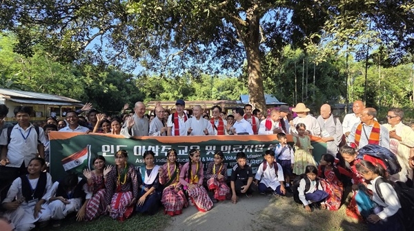 지난 4일(현지시각) 인도 아삼주에서 의료봉사활동을 펼친 국제종교연합 회원들이 주민들과 기념촬영을 하고 있다. 사진=국제종교연합
