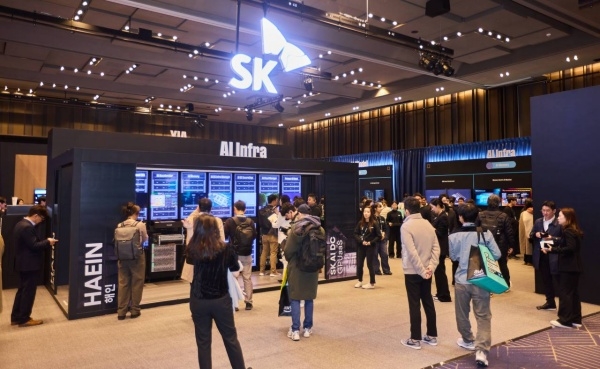 관람객들이 3일 서울 강남구 코엑스에서 열린 'SK AI Summit(서밋) 2025'에 전시부스에서 SK그룹의 AI기술을 살펴보고 있다. 사진=SK