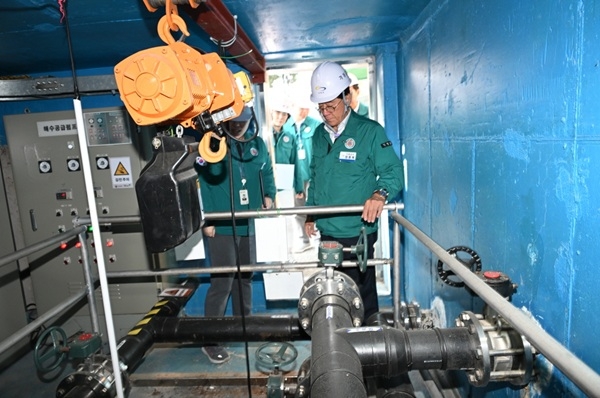 지난 4일 정종복 기장군수가 수산자원센터 등 소속 사업장에 대한 안전점검을 시행하고 있다. 사진=기장군