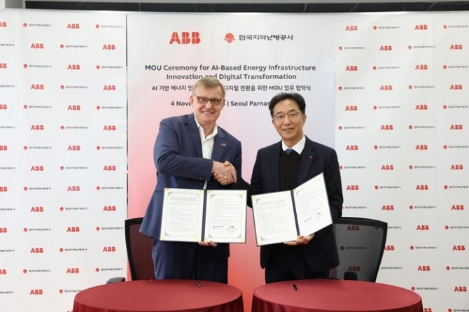 한국지역난방공사 김학균 플랜트기술처장(오른쪽)과 ABB사 앤더스 마테센 아시아 총괄대표가 협약서에 서명후 기념사진을 찍고 있다.사진=한난