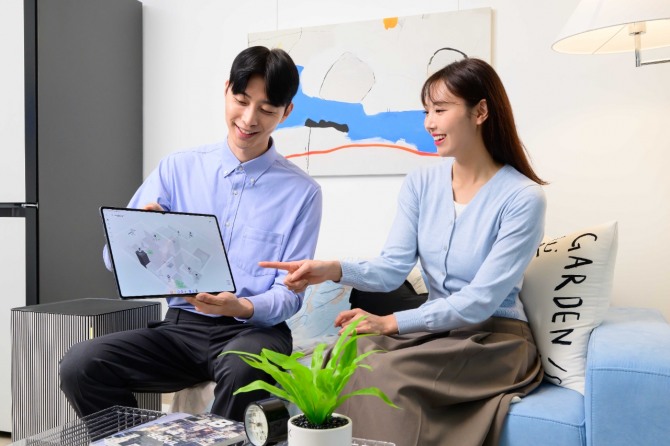 삼성전자 모델이 스마트싱스로 연결된 집안 기기들을 한눈에 확인하고 제어할 수 있는 스마트싱스 '맵뷰' 기능을 체험하고 있다. 사진=삼성전자