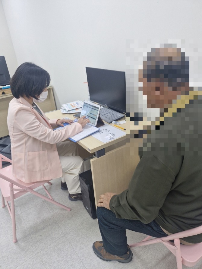 지난 4일 안산시 단원보건소 관계자가 대부동 지역 주민을 대상으로 치매 선별검사를 진행하고 있다. 사진=안산시