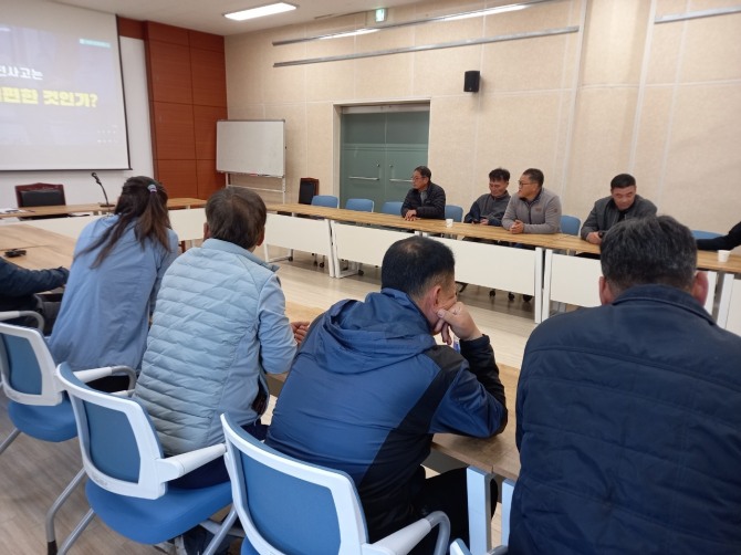 11월 안전 점검의 날을 맞아 강화군 교동면 이장단은 다중이용시설을 대상으로 안전 캠페인을 실시했다고 5일 밝혔다.  사진=강화군