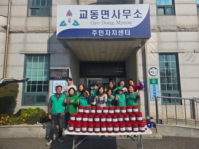 지난 4일 강화군 교동면 새마을부녀회가 따뜻한 정을 나누기 위한 ‘이웃과 함께하는 고추장 나눔 행사’를 개최했다.  사진=강화군