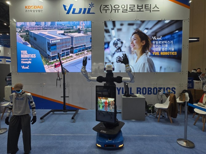 유일로보틱스 부스에 모바일 휴머노이드 로봇이 전시되어 있다. 사진=유일로보틱스