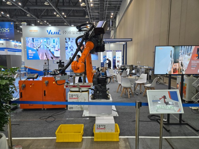 미국 UL 인증을 받은 가반하중 50kg급 다관절로봇이 제조공정을 시현하고 있다. 사진=유일로보틱스