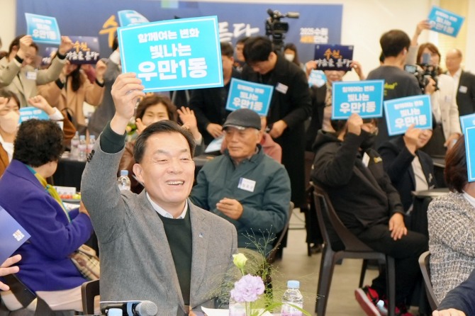 이재준 수원시장이 5일 수원시평생학습관에서 열린 ‘우만1동 새빛만남’ 자리에 함께 하고 있다. 사진=수원시
