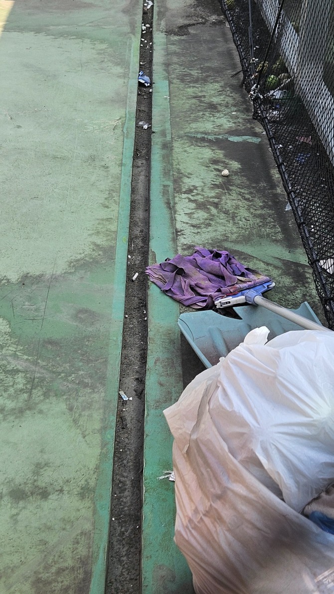 우기시 물내려가는 고량에는 담배꽁초와 다른쓰레기들이 쌓여 있고, 바닥은 초록색이 시커멓게 변해 있다.   사진=유영재 기자