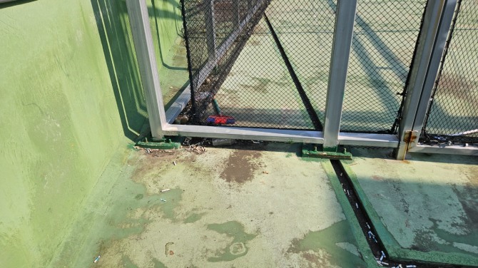 공무원 건강복지 차원에서 설치된 테니스장 내에도 담배꽁초를 볼 수가 있다.   사진=유영재 기자