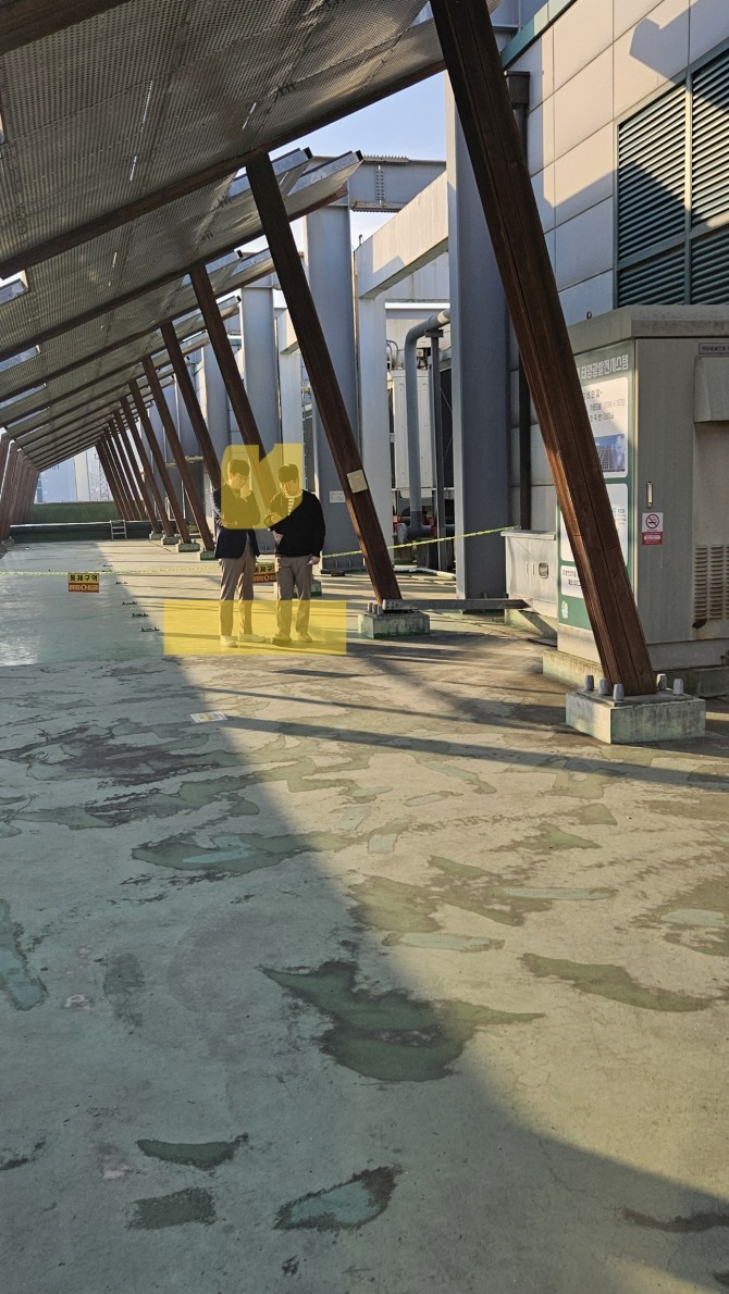 6일 점심시간이 지난 오후4시께 직원들이 태양광 발전시스템 아래에서 흡연을 하고 있다.  사진=유영재 기자