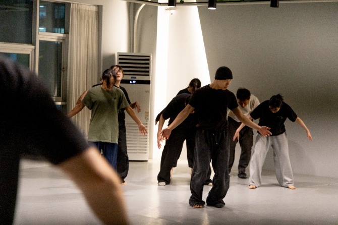 12월 10일 8시 반석아트홀에서 공연될 예정인 '7인의 아해' 연습 장면