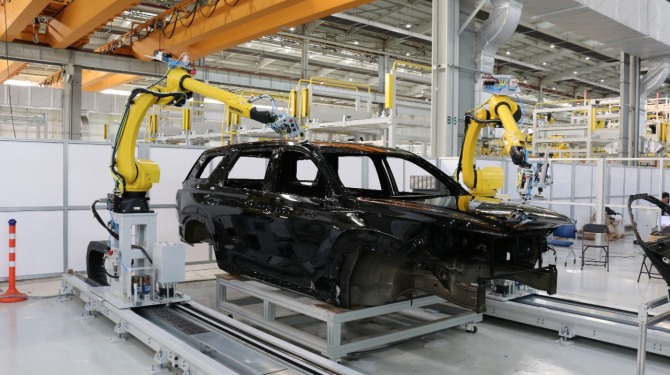 자동차 도장면을 로봇이 정밀하게 연마해 완벽하고 균일한 품질을 구현하는 상도 샌딩폴리싱 자동화 기술 시연인 진행되고 있다. 사진=현대차·기아