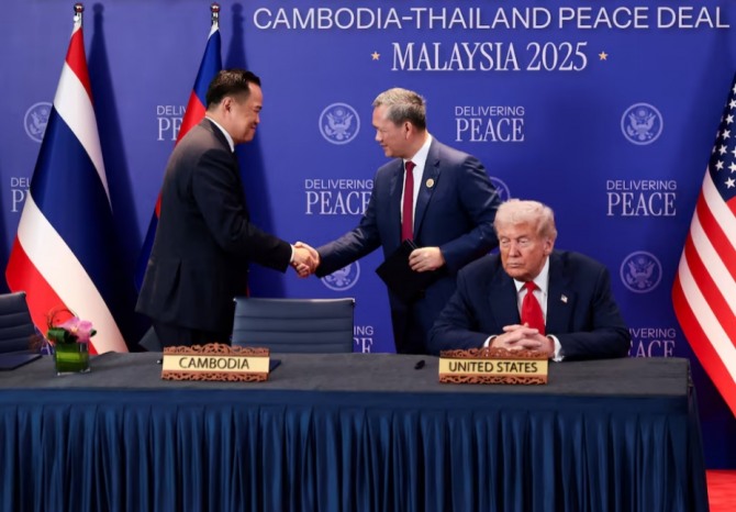 말레이시아 쿠알라룸푸르에서 열린 제47차 동남아시아국가연합(ASEAN) 정상회담을 계기로 캄보디아와 태국 간 휴전 협정 체결 당일 아누틴 찬비라쿨 태국 총리와 훈 마네 캄보디아 총리가 도널드 트럼프 미국 대통령 옆에서 악수를 하고 있다. 사진=로이터