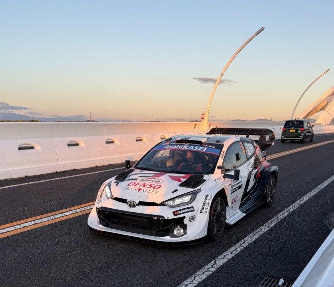 WRC 랠리 재팬 2025에 출전한 랠리카, 도요타 가주 레이싱 월드 랠리팀의 GR 야리스 랠리1(GR YARIS Rally1) 하이브리드 차량이 경기장을 질주하며 모터스포츠 팬들의 시선을 사로잡고 있다. 사진=육동윤 글로벌이코노믹 기자