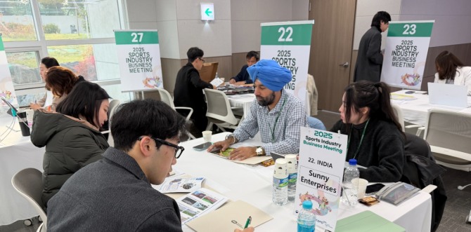 삼우인터내셔널이 6일 서울올림픽기념국민체육진흥공단(이사장 하형주)이 주관한 ‘2025년 제3차 스포츠산업 수출상담회’에 참가해 해외 바이어들과 수출 협력을 논의하고 있다. 사진=삼우인터내셔널