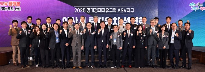 이민근 안산시장(앞줄 가운데)이 지난 6일 일산 킨텍스에서 열린‘2025 로보월드’에서 로봇·스마트 제조 기업과 투자기관 관계자 등과 함께 기념촬영을 하고 있다. 사진=안산시