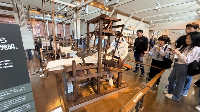 방직기 시연장면 사진=육동윤 글로벌이코노믹 기자