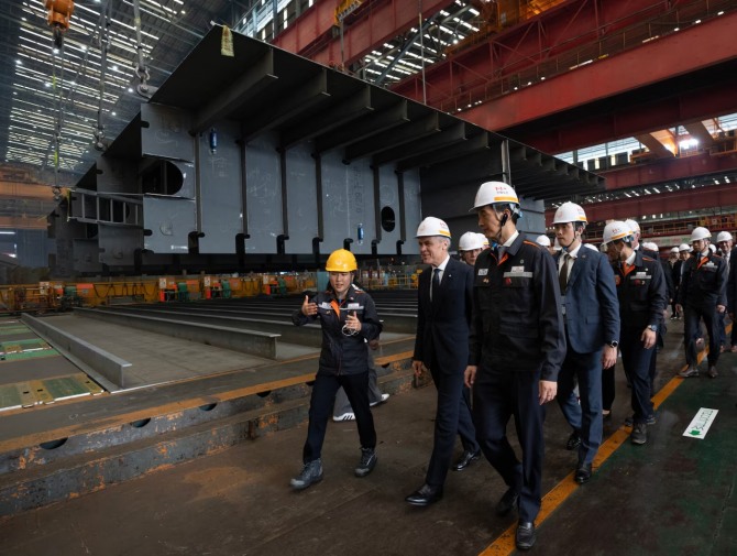 마크 카니 총리와 데이비드 맥긴티 국방부 장관이 지난달 30일 한국 거제도 한화오션조선소에서 김민석 국무총리와 김동관 한화그룹 부회장과 함께 잠수함 투어를 하고 있다. 사진=캐나다 언론