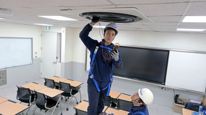 삼성전자서비스 엔지니어가 수능 고사장에서 삼성전자 시스템에어컨 사전 점검을 진행하고 있다. 사진=삼성전자서비스