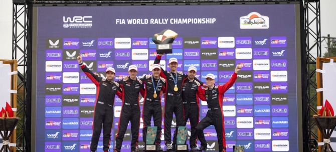 (왼쪽부터) 엘핀 에반스 (Elfyn Evans), 스콧 마틴 (Scott Martin) 크루, 세바스티앙 오지에 (Sébastien Ogier), 뱅상 랑데 (Vincent Landais) 크루 (중앙에서 가장 큰 트로피를 들고 있는 1위), 칼레 로반페라 (Kalle Rovanperä), 요네 할투넨 (Jonne Halttunen) 크루 사진=WRC