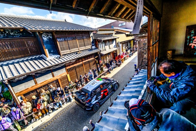 토요타시 한복판을 지나가는 랠리1 차량 사진=토요타