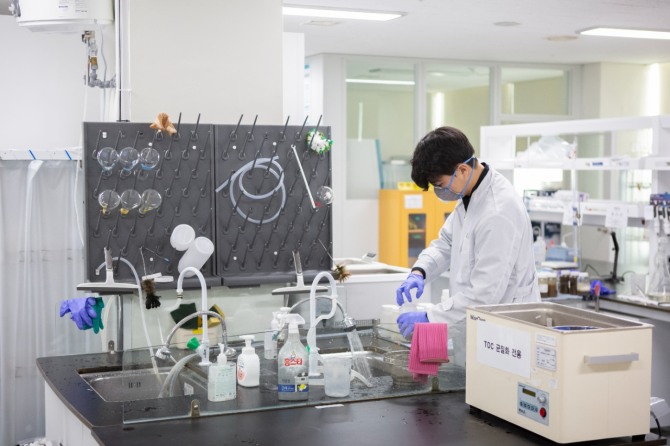 인천환경공단 환경연구소에서 환경전문 분야 담당 직원이 수질 실험을 진행하고 있다.=사진 공단