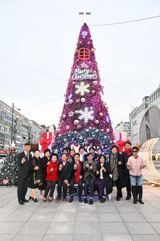 이민근 안산시장(앞줄 오른쪽 다섯번째)이 지난 9일 안산문화광장 썬큰광장에서 점등식을 마치고 성탄트리 앞에서 기념촬영을 하고 있다. 사진=안산시