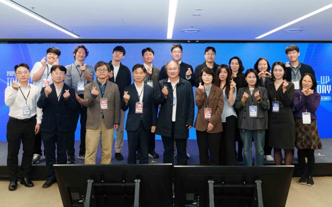 지난 6일 열린 '2025 서울 관광새싹기업 협력프로젝트 성과보고회'에 참석한 관계자들이 기념 촬영을 했다. 사진=서울관광재단