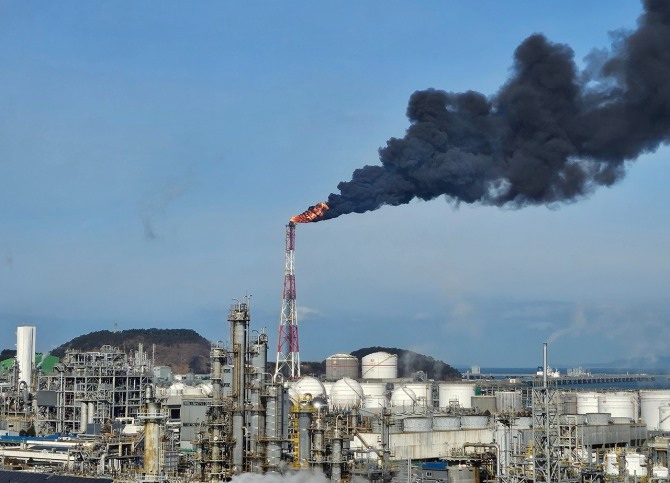 충남 서산 대산석유화학단지 내 공장 굴뚝에서 검은 연기가 뿜어져 나오고 있다. 사진=연합뉴스