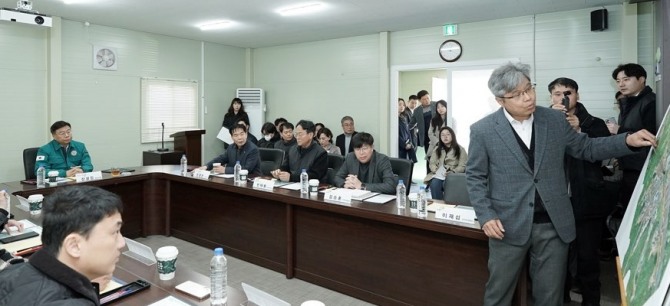 신상진 성남시장이 10일 복정1지구 조성사업 현장을 방문해 복정1지구 조성공사 전반에 대한 현황을 브리핑받고 있다. 사진=성남시