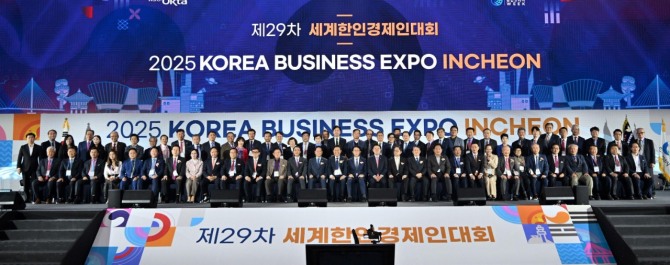 유정복 인천광역시장이 지난 10월 27일 송도컨벤시아에서 열린  '제29차 세계한인경제인대회 개회식'에 참석해 기념촬영을 하고 있다. 사진=인천시