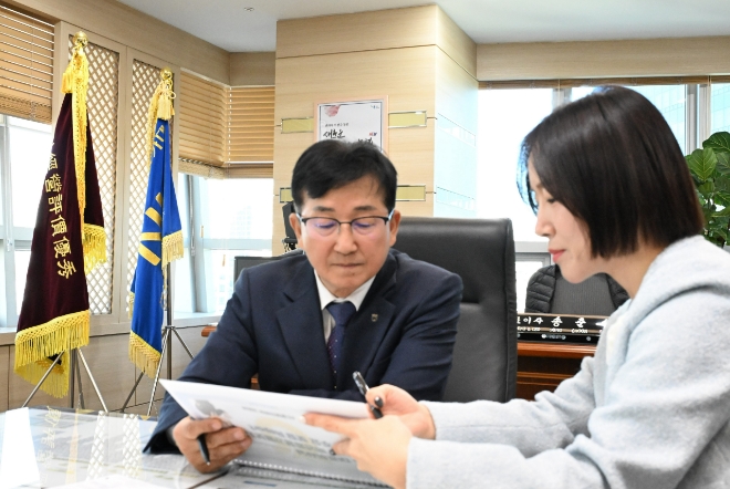 송춘수 NH농협손해보험 대표이사가 서울 서대문구 농협손보 본사에서 ‘NH올원더풀 백년동행 간병보험’에 1호 가입하고 있다. 사진=농협손보
